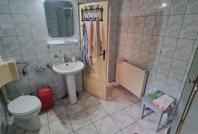 Casă cu 3 camere în Cantacuzino