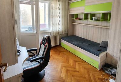 Apartament cu 3 camere decomandat în Exterior Vest