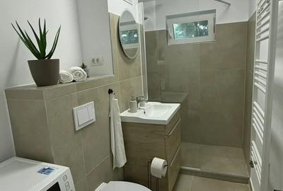 Apartament cu 3 camere semidecomandat, mobilat în Central