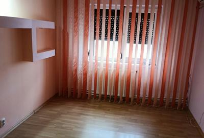 Apartament cu 3 camere decomandat în Buzaului