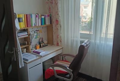 Apartament cu 3 camere semidecomandat în Craiovița Nouă