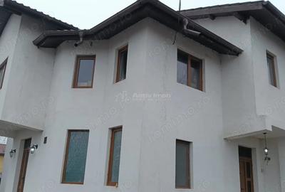 Casă cu 4 camere cu Teren 400 Mp în Central - 1