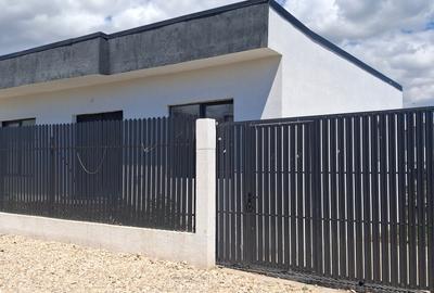 Casă cu 3 camere cu Canalizare în Est - 2