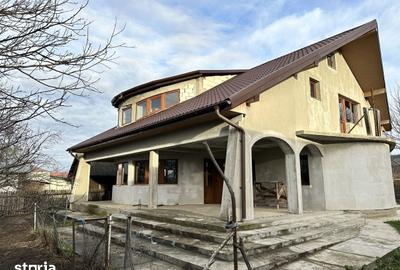 Casă cu 4 camere cu Teren 2300 Mp în Central - 11
