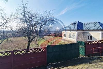 Casă cu 3 camere în Brădești