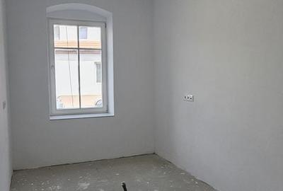Spațiu comercial, de 79 mp, în Central - 4