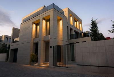 Casă cu 6 camere cu Teren 470 Mp în Central