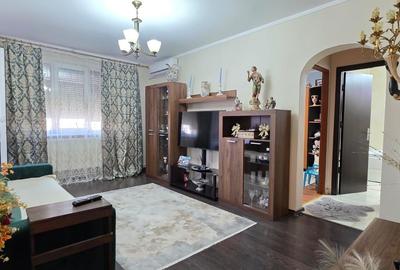 Apartament cu 4 camere decomandat în Far