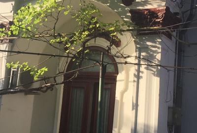 Casă cu 4 camere nedecomandat în Dorobanți