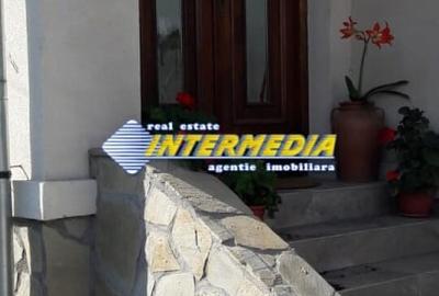Casă individuală cu 3 camere cu Canalizare în Central