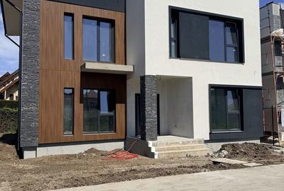 Casă cu 5 camere cu Teren 330 Mp în Central