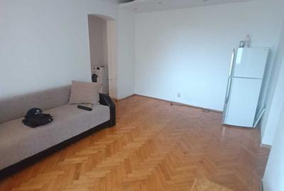 Apartament cu 2 camere semidecomandat în Craiovei