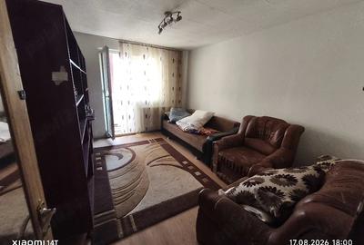 Apartament cu 3 camere decomandat în Petros