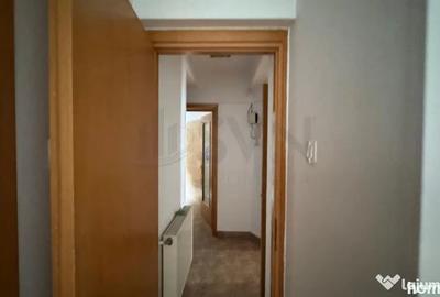 Casă cu 10 camere cu Teren 402 Mp în Lacul Tei