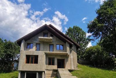 Casă cu 5 camere cu Teren 2500 Mp în Pângărați - 8