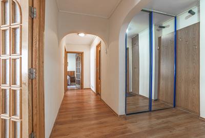 Apartament cu 3 camere decomandat, mobilat în Balada