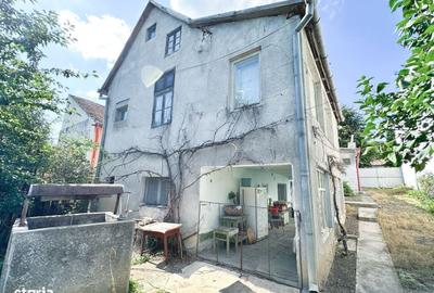 Casă cu 4 camere cu Teren 12500 Mp în Central