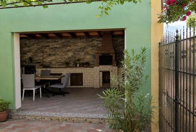 Casă cu 5 camere cu Teren 202 Mp în Central - 1