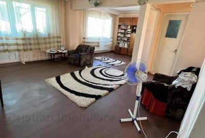 Apartament cu 4 camere semidecomandat în Apollo