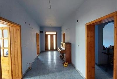 Casă individuală cu 18 camere cu Canalizare în Poltur - 1
