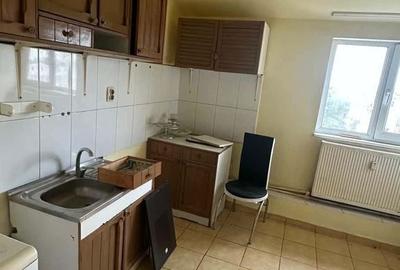 Apartament cu 2 camere semidecomandat în Km 4 - 9