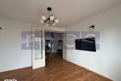 Apartament cu 3 camere decomandat în Victoriei