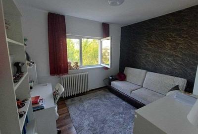 Apartament cu 3 camere semidecomandat în Berceni
