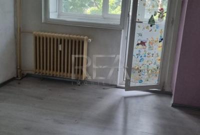 Apartament cu 3 camere semidecomandat în Militari