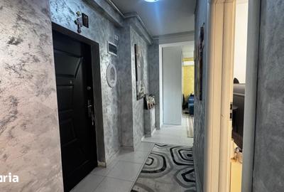 Apartament cu 3 camere decomandat în Roșu