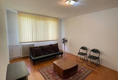 Apartament cu 3 camere semidecomandat în Giurgiului