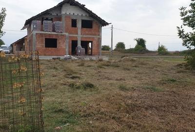 Casă cu 4 camere cu Teren 198 Mp în Central - 1