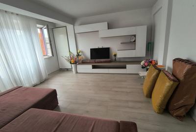 Apartament cu 3 camere decomandat în Delfinariu