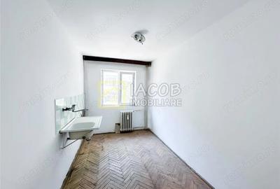 Apartament cu 3 camere nedecomandat în Central
