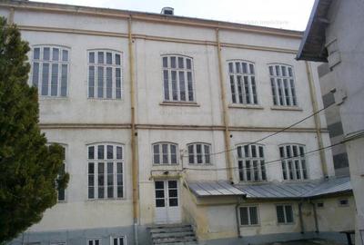 Casă cu 20 camere cu Canalizare în Central - 1