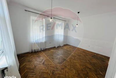 Casă cu 3 camere decomandat cu Teren 160 Mp în Rovine