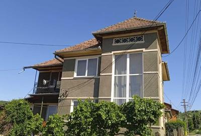 Casă cu 4 camere în Central - 2