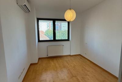 Apartament cu 4 camere, mobilat în Capitale - 36