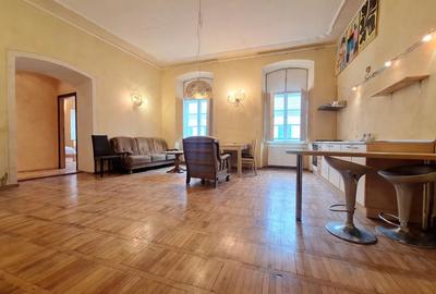 Apartament cu 3 camere semidecomandat, mobilat în Central