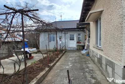 Casă cu 4 camere cu Teren 1600 Mp în Central