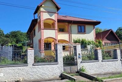 Casă cu 4 camere cu Teren 180 Mp în Călugăreni