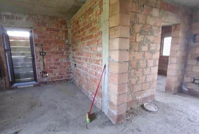 Casă cu 4 camere cu Teren 1600 Mp în Central