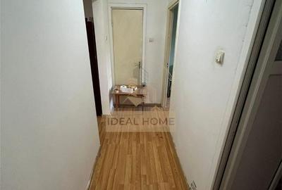 Apartament cu 3 camere decomandat în Podul de Piatră