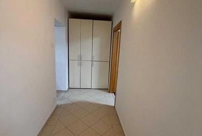 Apartament cu 3 camere decomandat în Titan