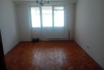 Apartament cu 3 camere semidecomandat în Central - 1