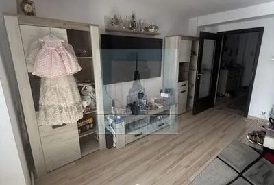 Apartament cu 3 camere decomandat în Astra