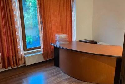 Casă cu 10 camere cu Teren 650 Mp în Central