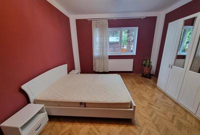 Apartament cu 3 camere semidecomandat, mobilat în Florilor