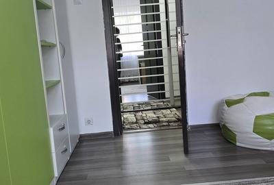 Apartament cu 3 camere decomandat, mobilat în Micro 3 - 1