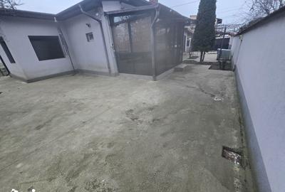 Casă cu 4 camere cu Canalizare în Central