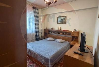 Apartament cu 3 camere decomandat, mobilat în Calea București